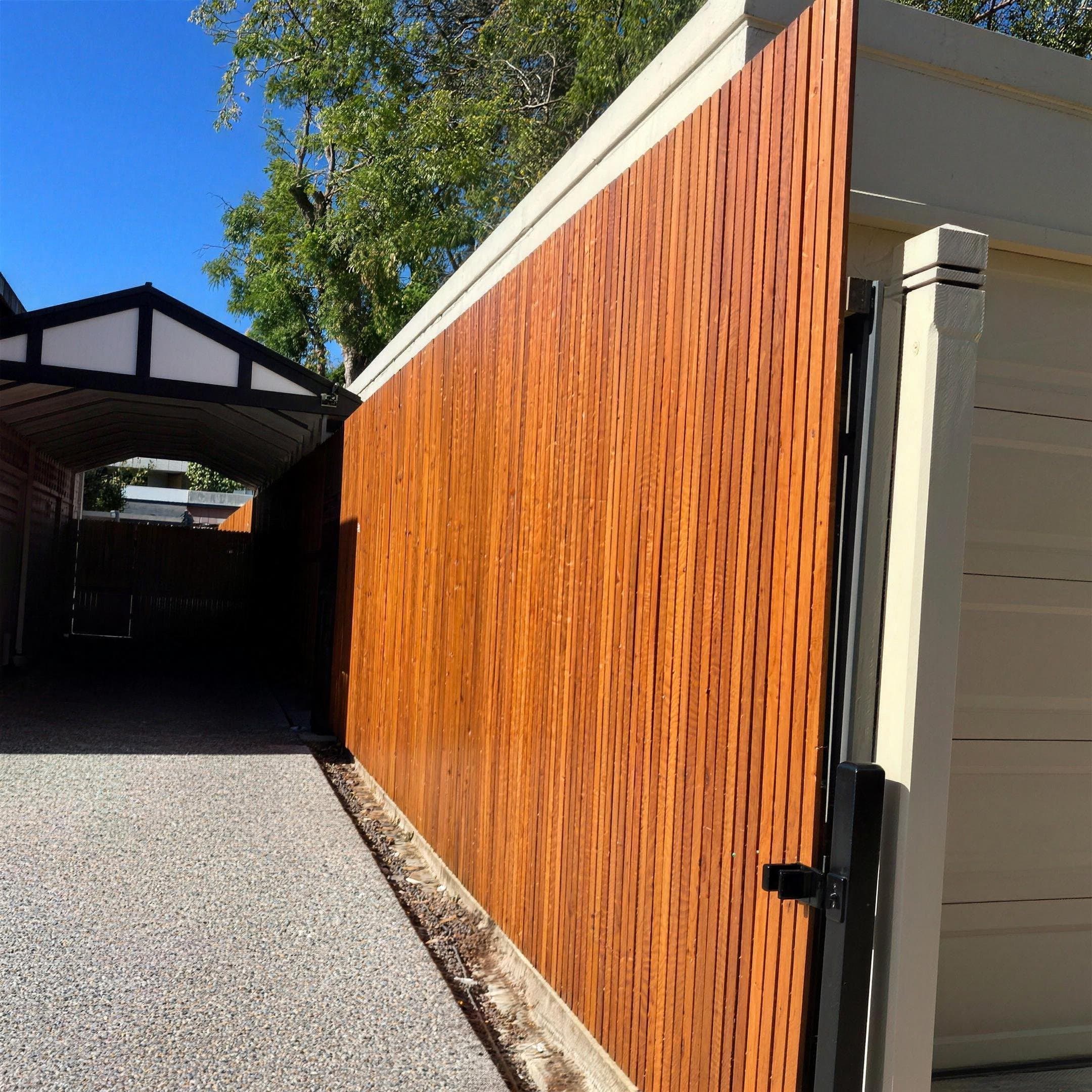 Stained timber feature fence, Decorating & Cladding